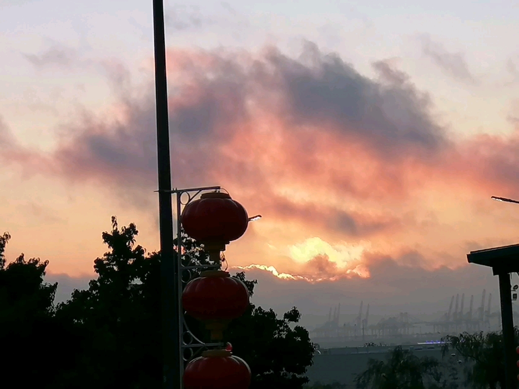 [图]在这个枝繁叶茂的夏天，来一场说走就走的泰山旅行，从黄昏六点的夕阳西下到凌晨五点的旭日东升！