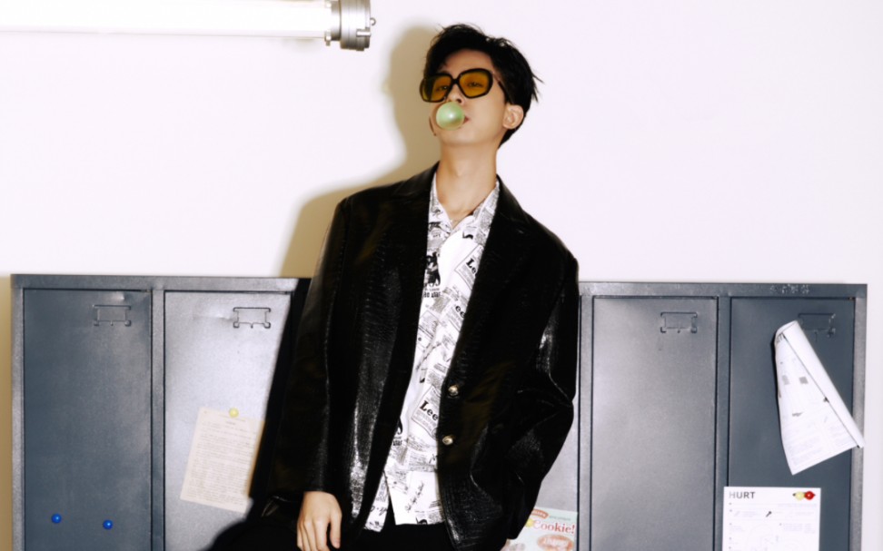 【何运晨yancy】到了到了,小何的杂志终于收到啦!