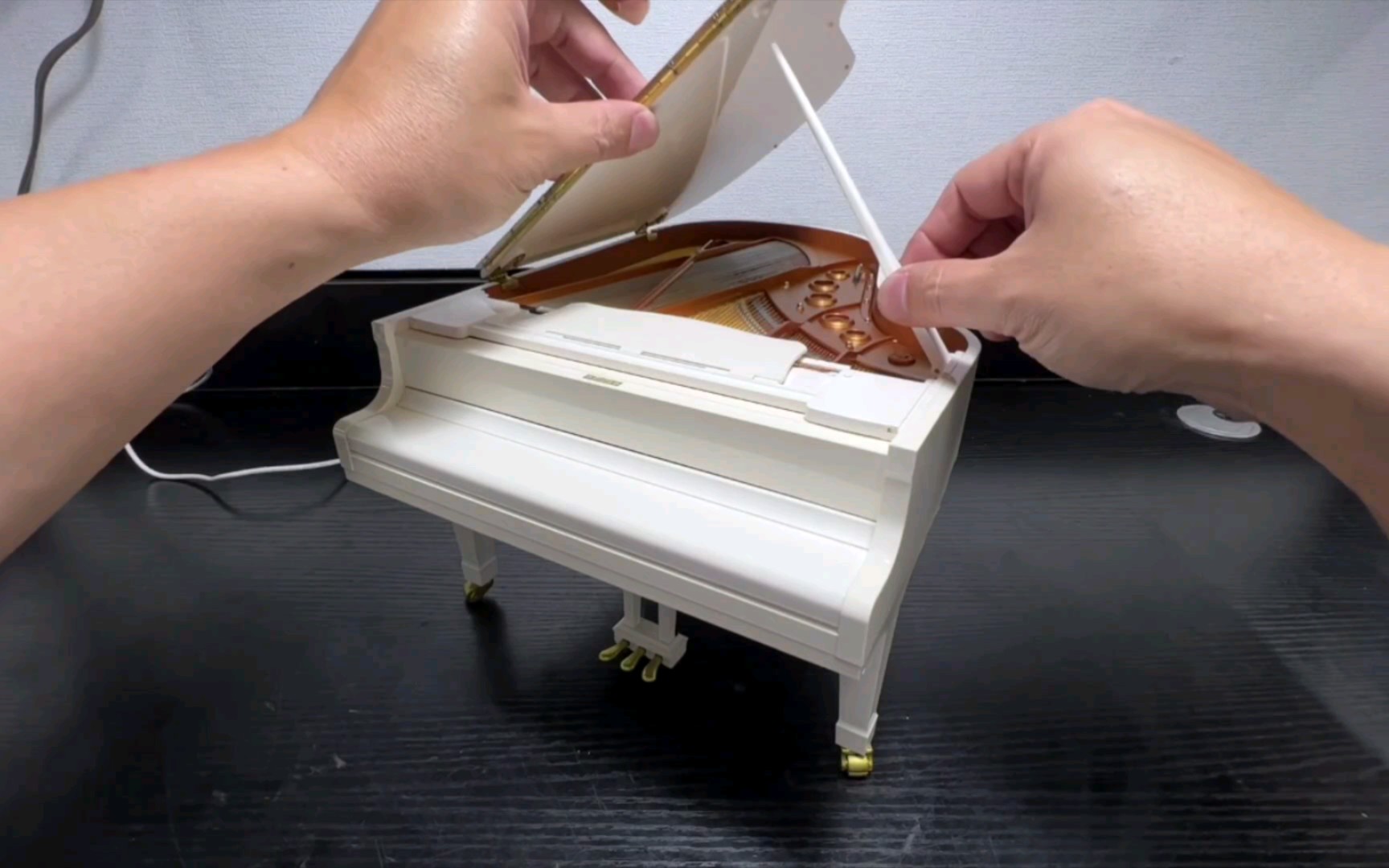 世嘉钢琴世嘉公司联合雅马哈公司共同打造世界上最小最精致的钢琴可