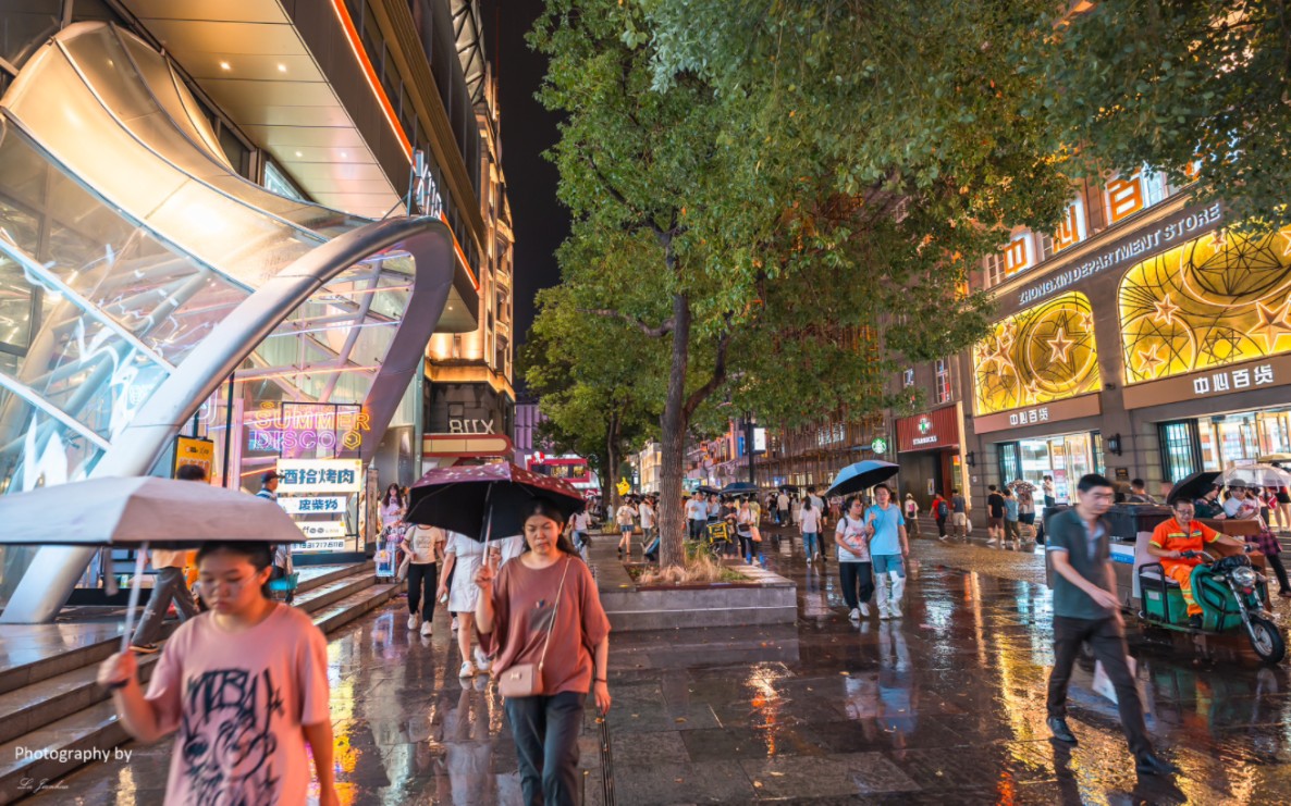 雨中逛武汉江汉路夜市