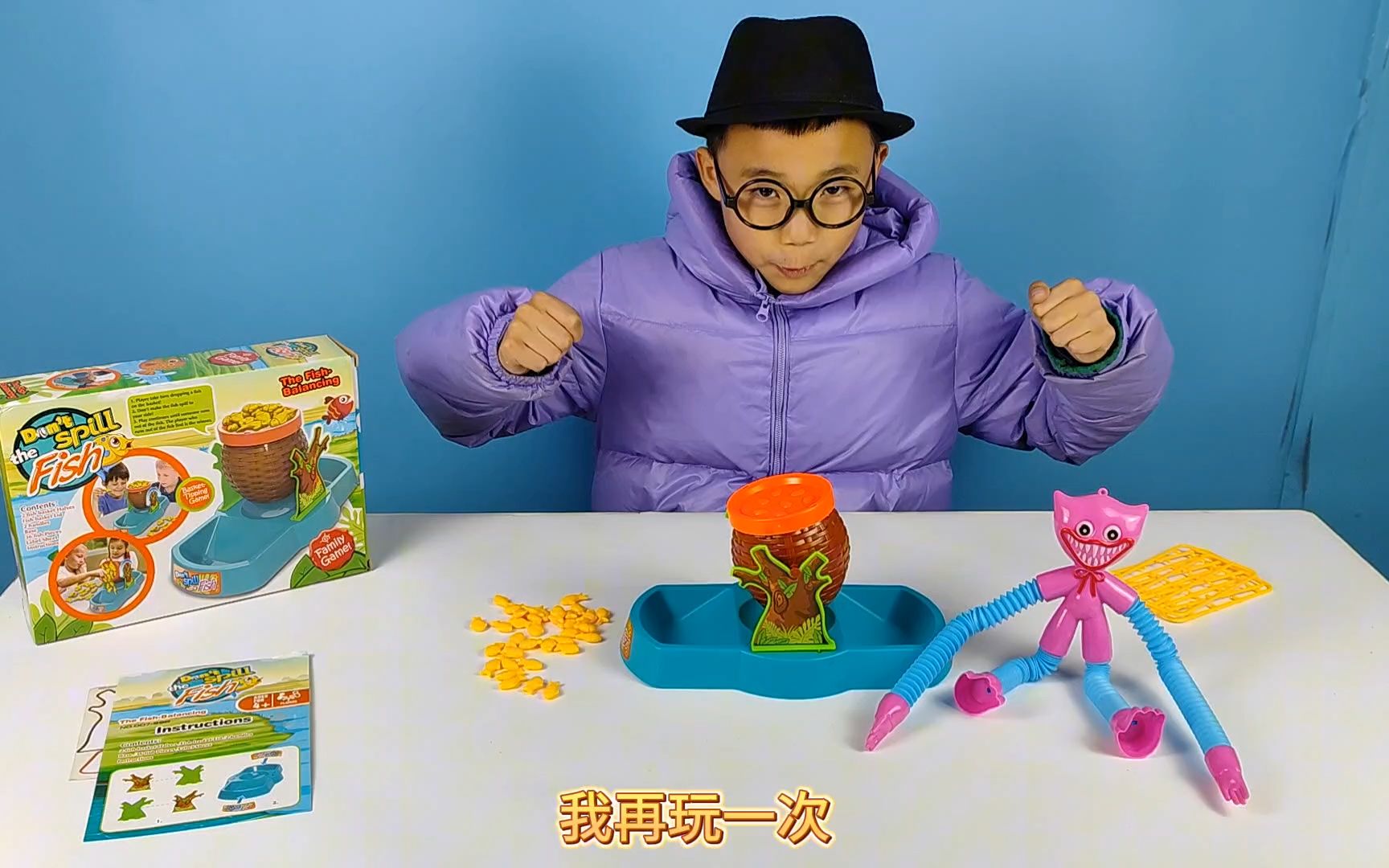 小泽开箱平衡水桶玩具,要小心的控制小鱼模型放在晃动的水桶上