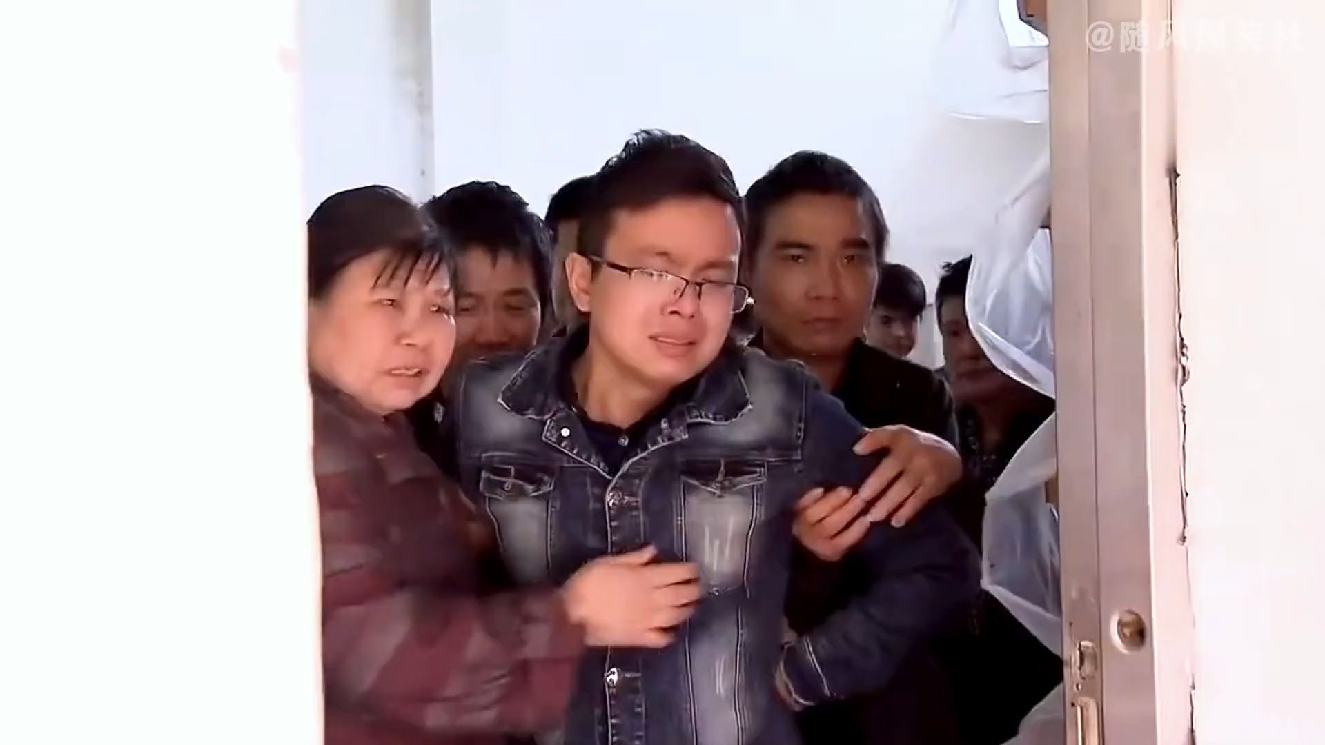 父母得知后却在同一天内双双投塘#感人瞬间 #人间百态 #感人 #社会