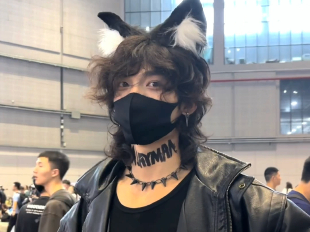 穿上衣服就看不到肌肉了