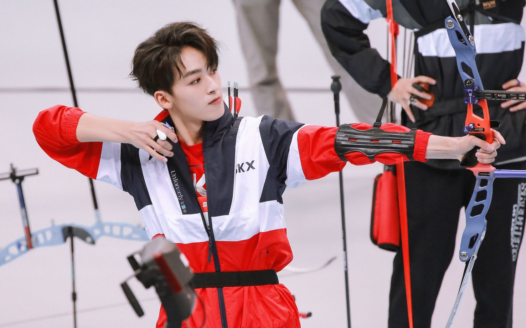 【超新星运动会】r1se何洛洛男子射箭侧脸姿势鲨我,笑起来也太好看了