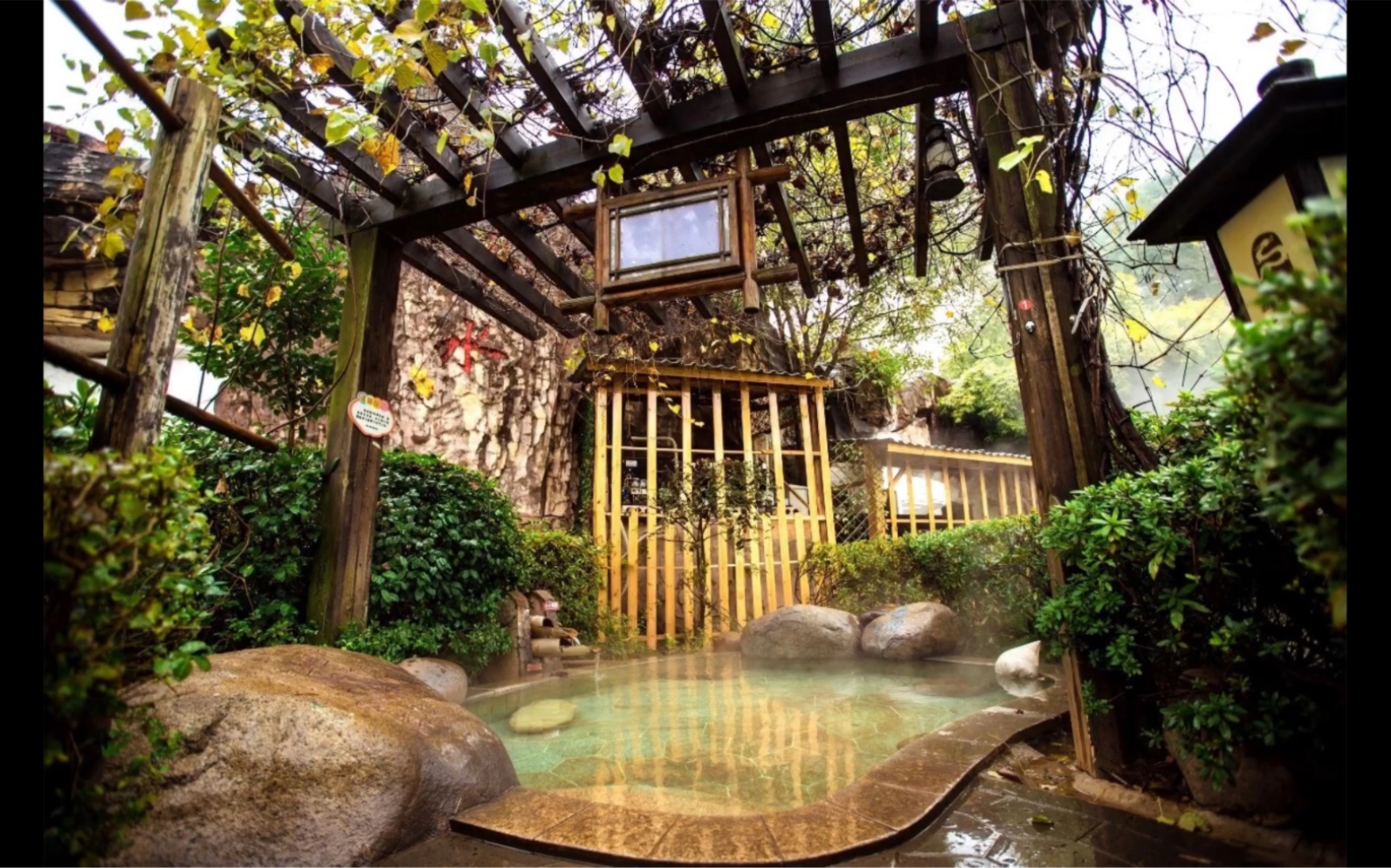 "光影紫龙,火力泉开",第二届紫龙湾夜泡温泉灯光艺术节欢迎您!