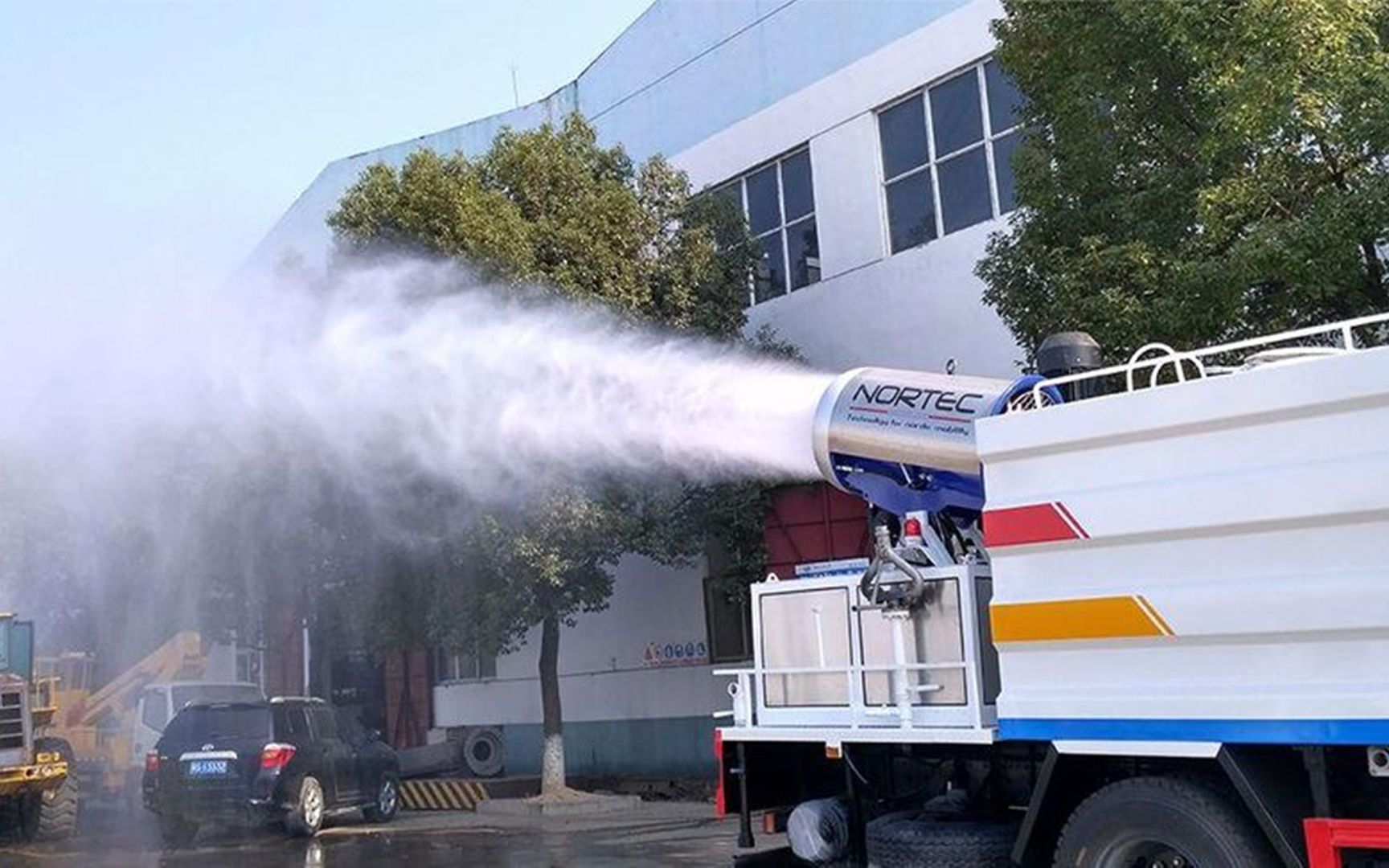 利用高压水雾来除尘,行走在城市中的冲天炮