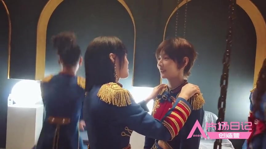 创造营2020陈倩楠帮赵粤整理造型两人超可爱