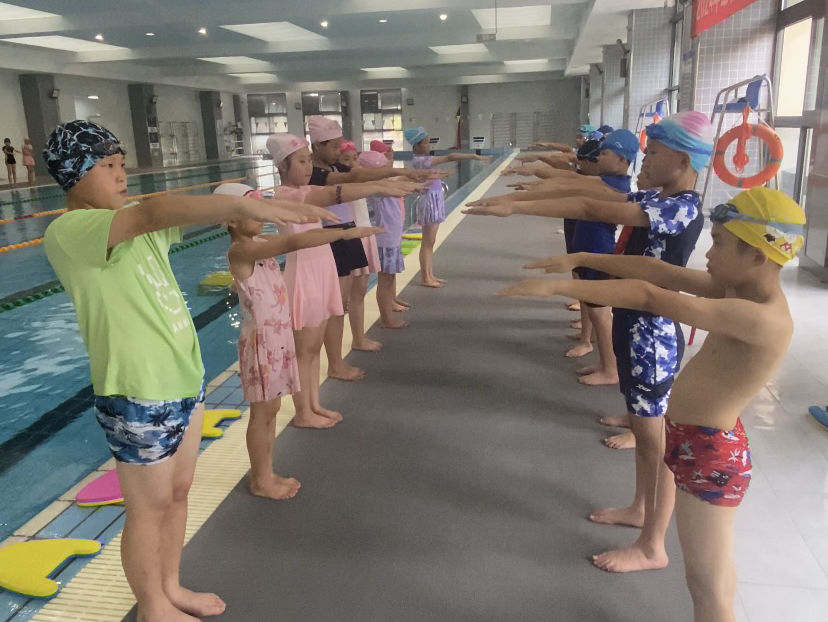 必备姿势和技巧(青少年防溺水公益性游泳培训)第六节课爬泳手练习