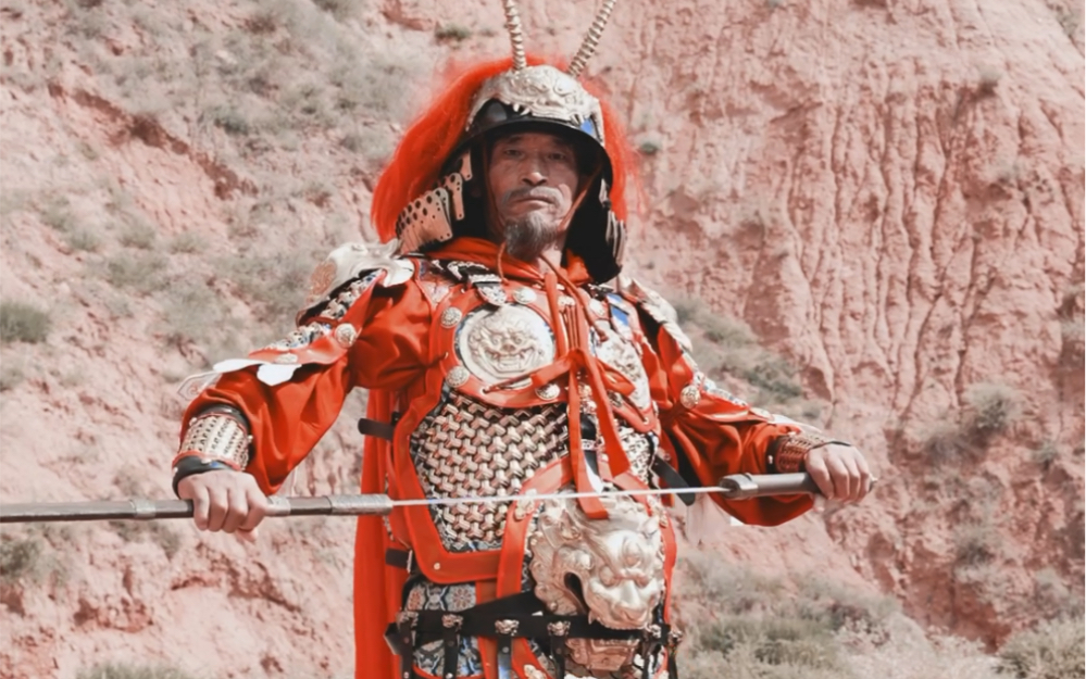 农民爷爷变装守关将军献礼国庆