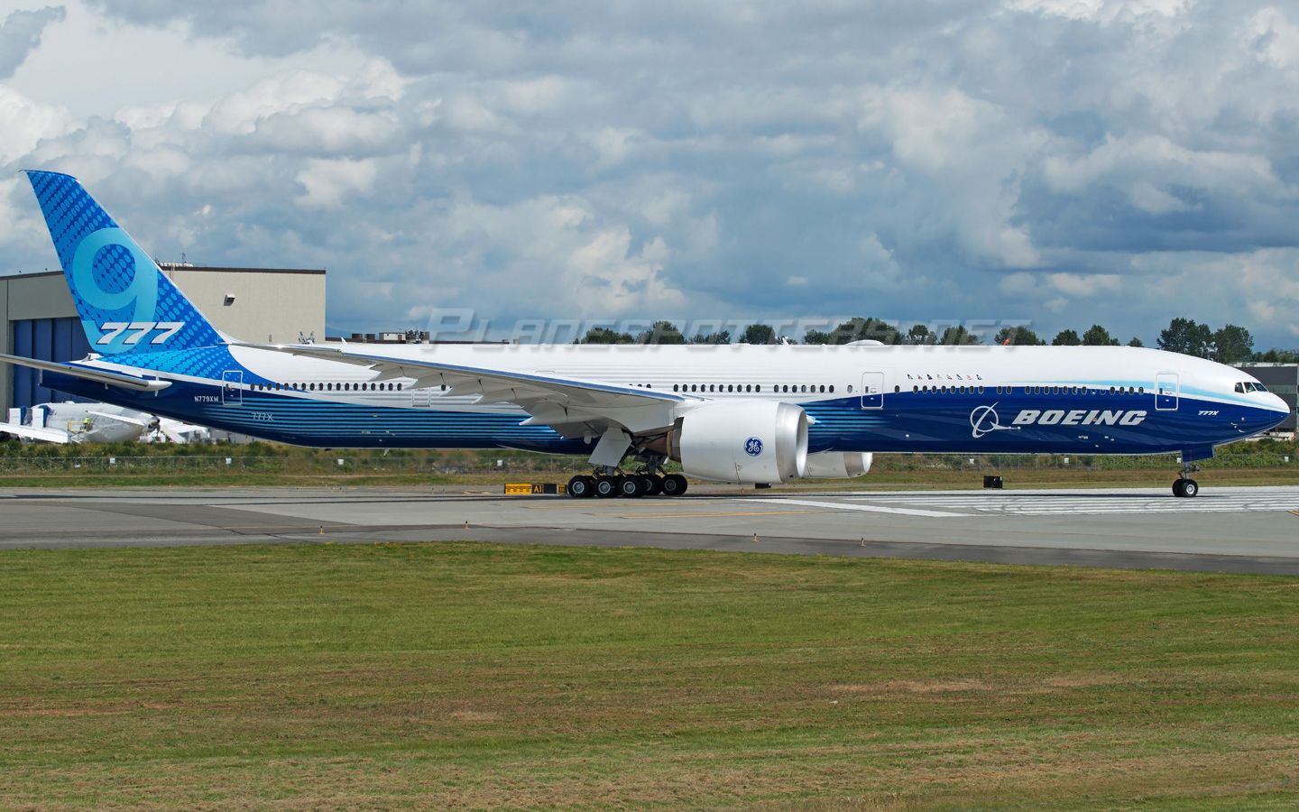 波音777–9客机在美国西雅图波音工厂完成首次滑行试验