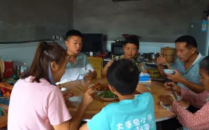 Скачать видео: 田地里的辣椒成熟了，采摘回家做一道剁椒鱼头和小煎鱼，鲜嫩美味真解馋