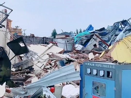 (风毁)2021年7月21日河北保定清苑区东闾村龙卷风,倒塌的厂房附近