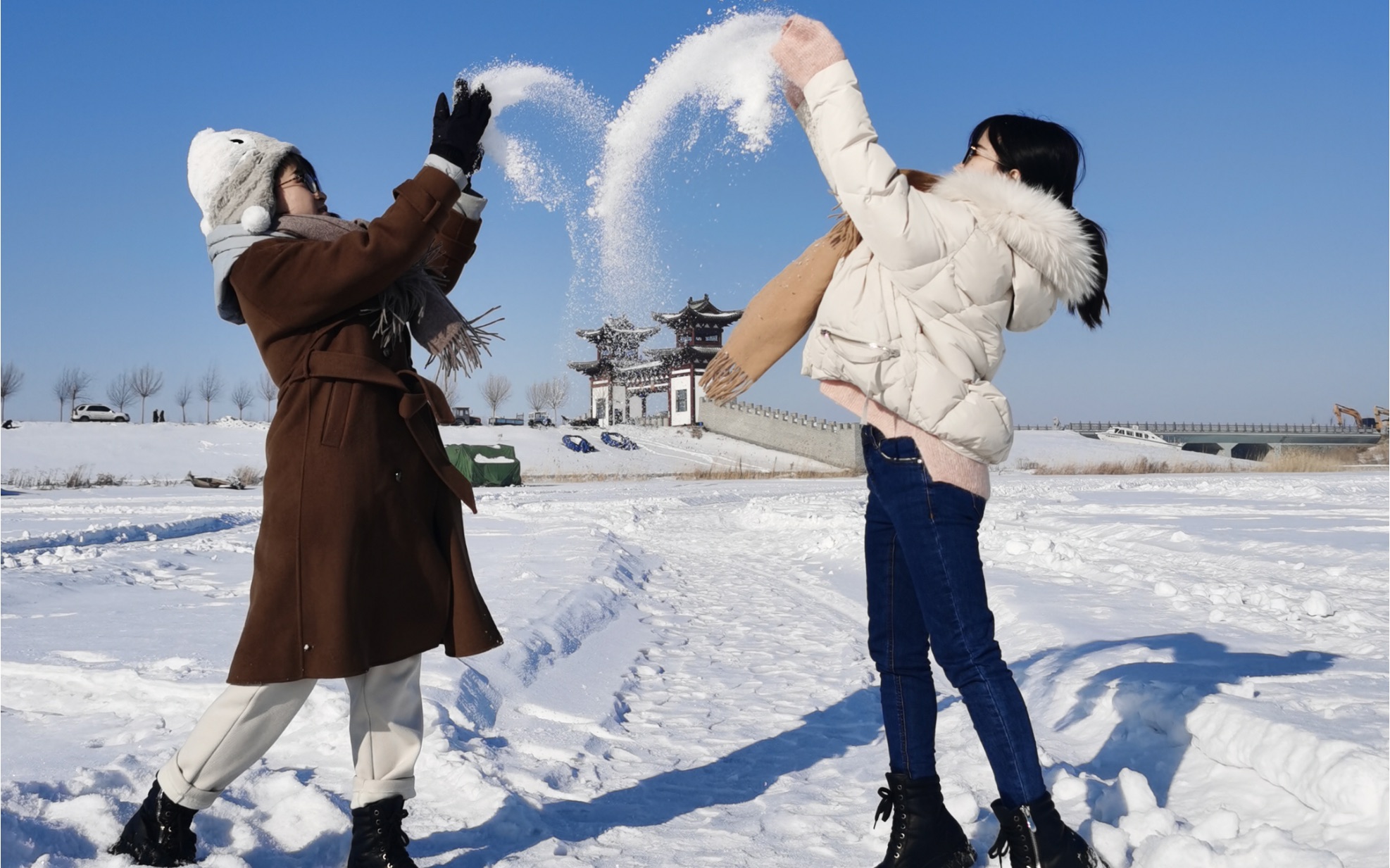 嫩江玩雪我們東北人都是活雷鋒