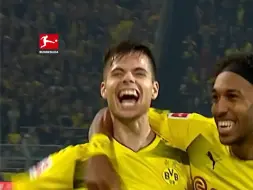 Video herunterladen: 17/18赛季主场对阵门兴 魏格尔（Julian Weigl）凌空抽射直挂死角