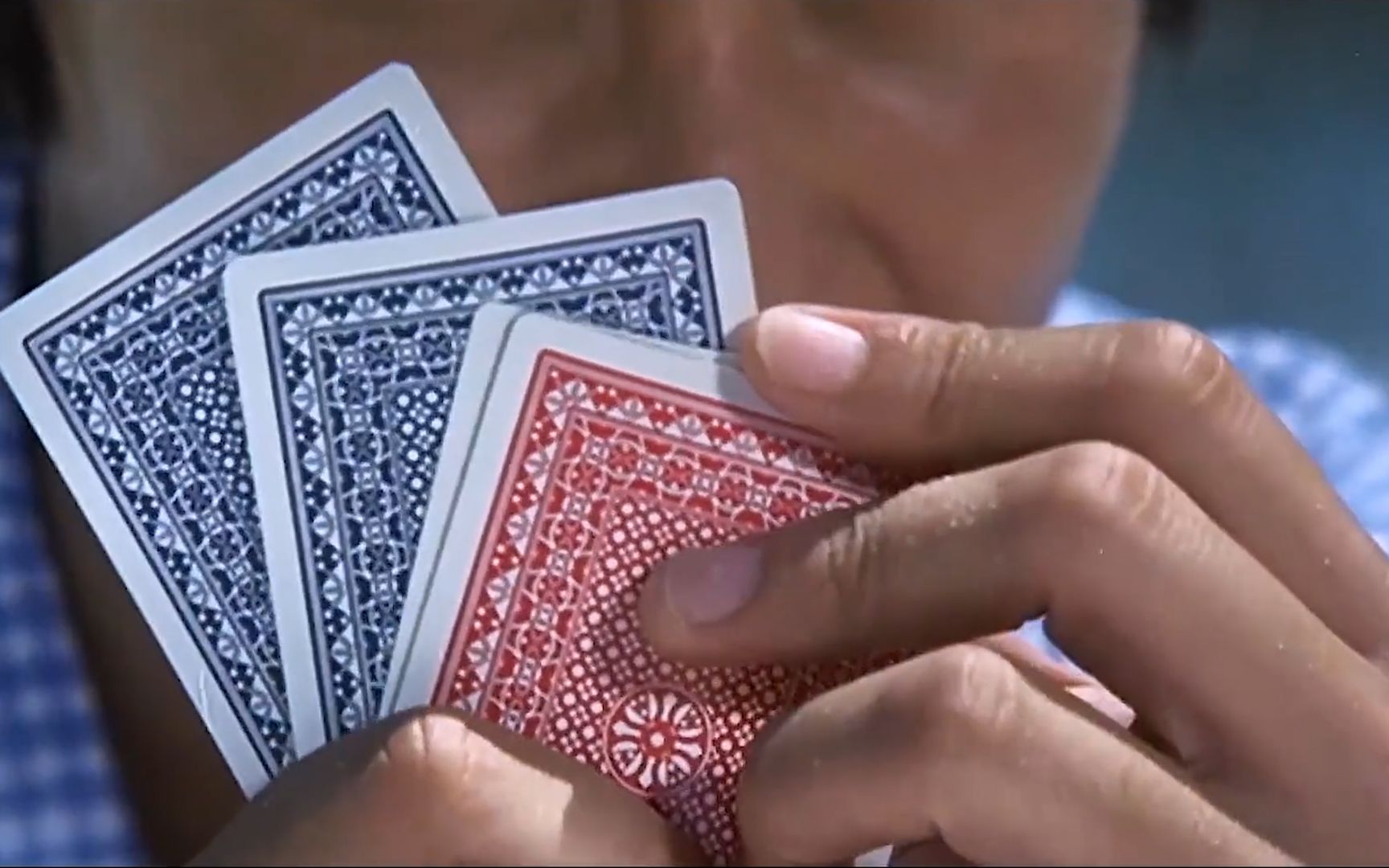 许冠杰打牌出老千也就算了,扑克背面颜色都不同,被打是有原因的