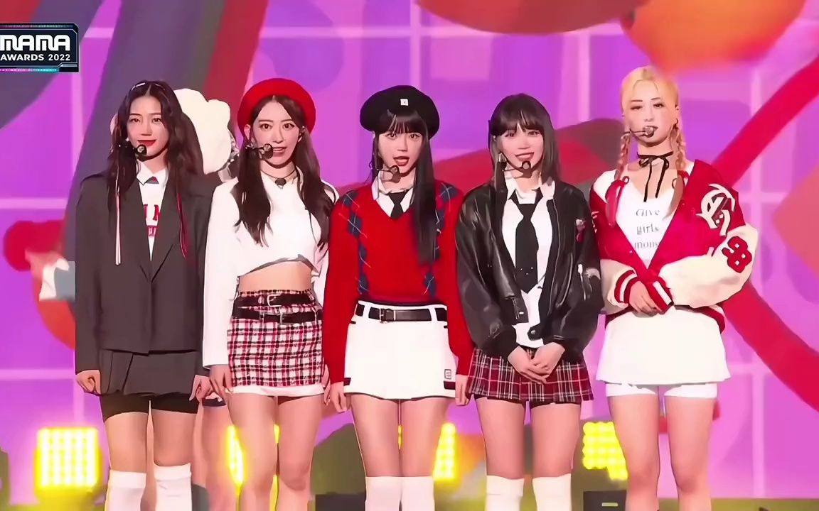五代女团32人合作表演twice《cheer up》舞台