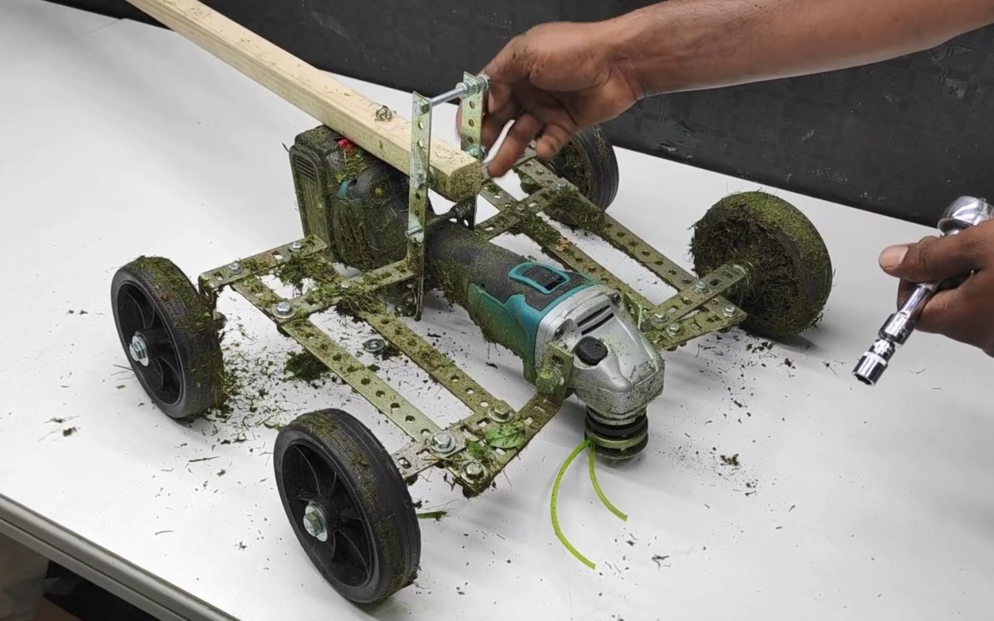 把角磨机改装成一台割草机,割草效率很高,脑洞大开