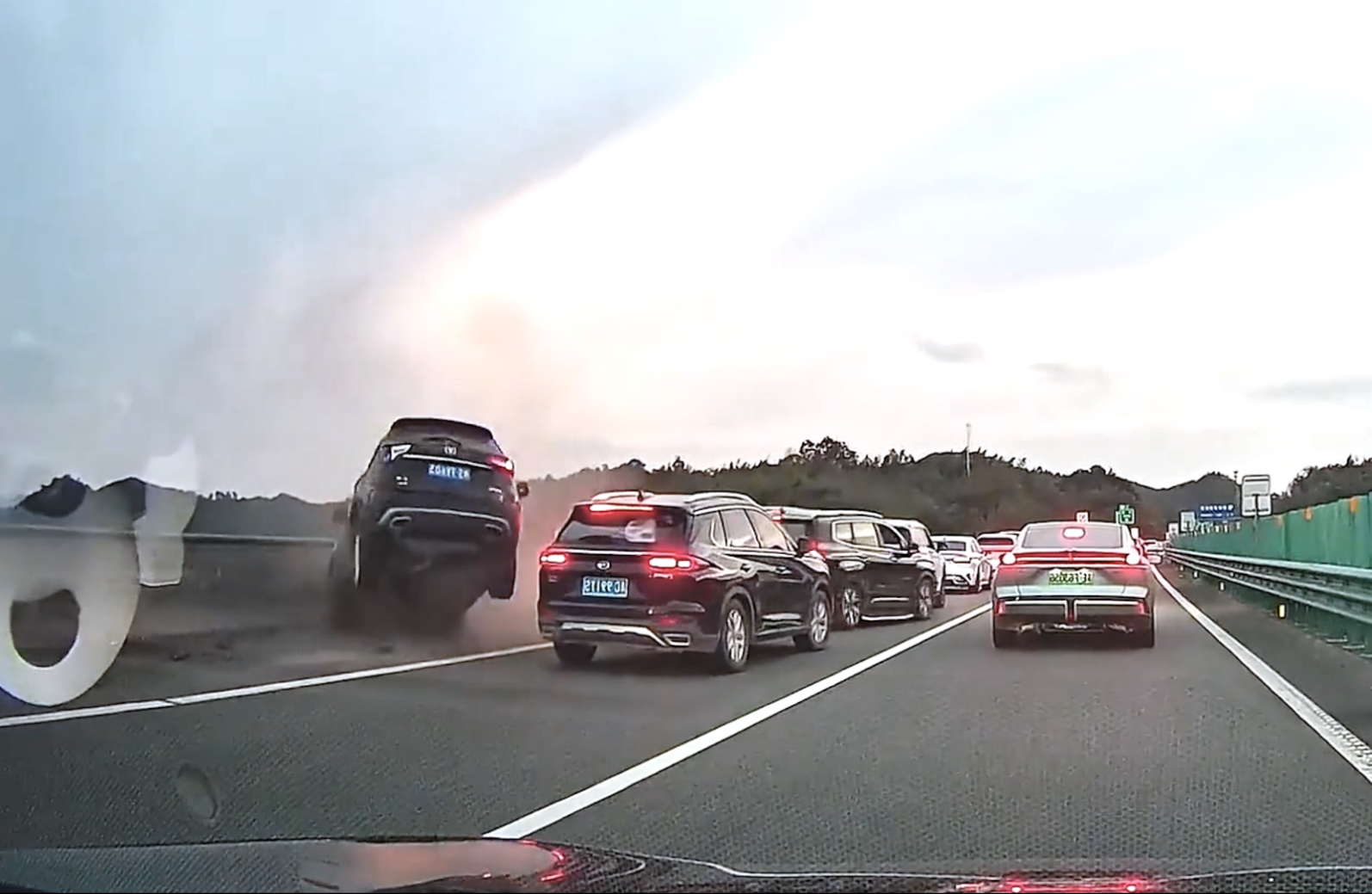 走应急车道被撞飞,这下舒服了