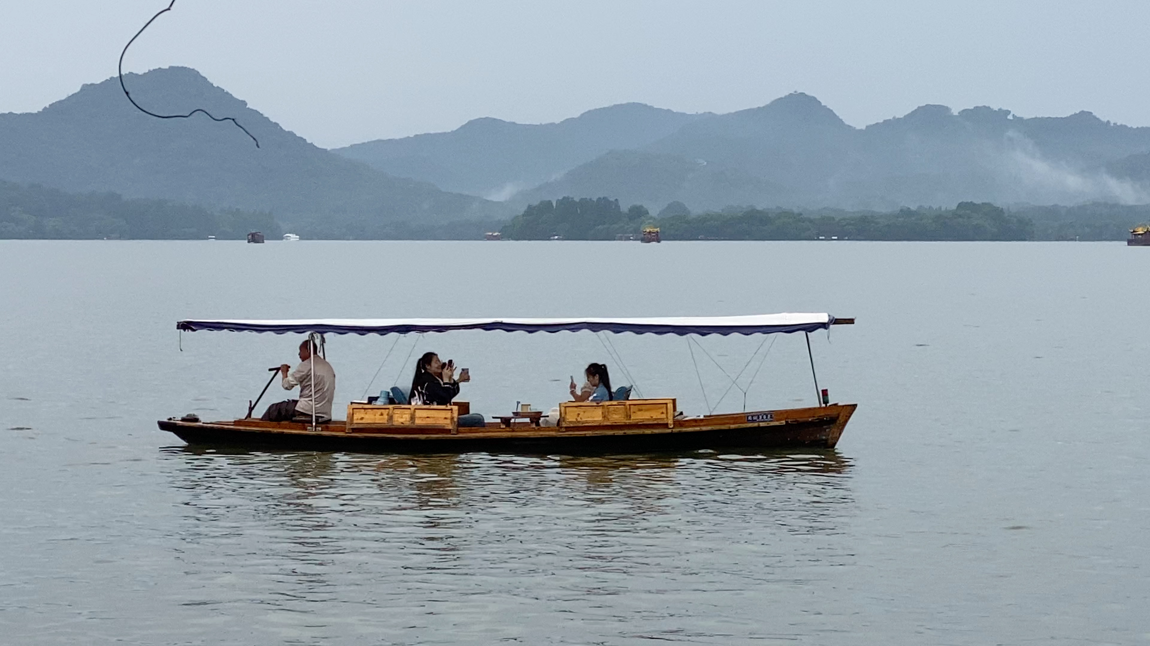 西湖摇橹船