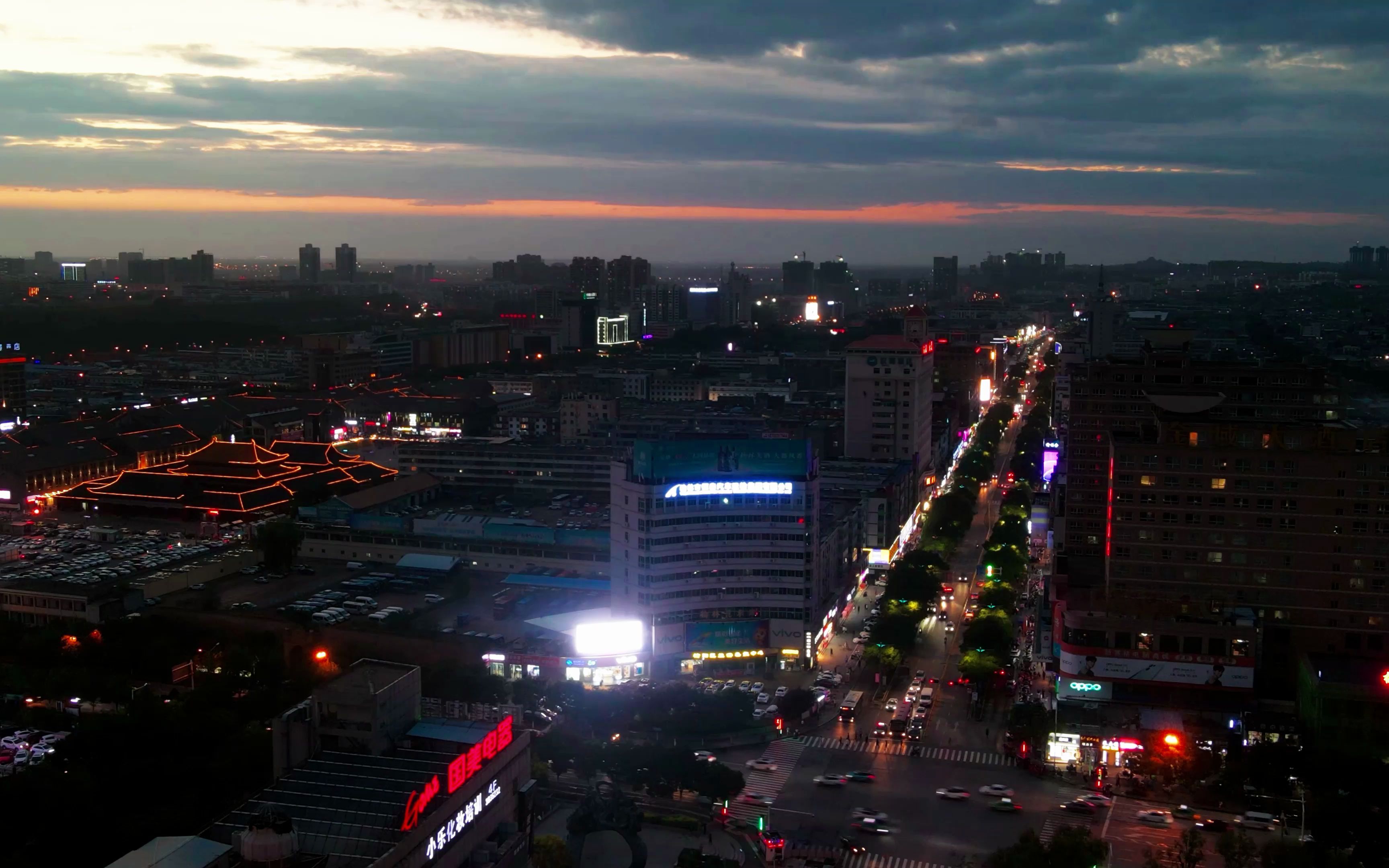 华灯初上熙熙攘攘