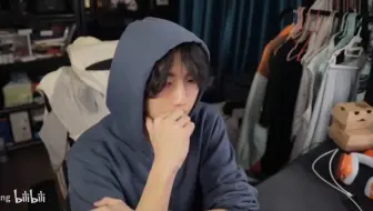 【一只大哈鱼切片】鱼：我会在雀巢桌下做吃播