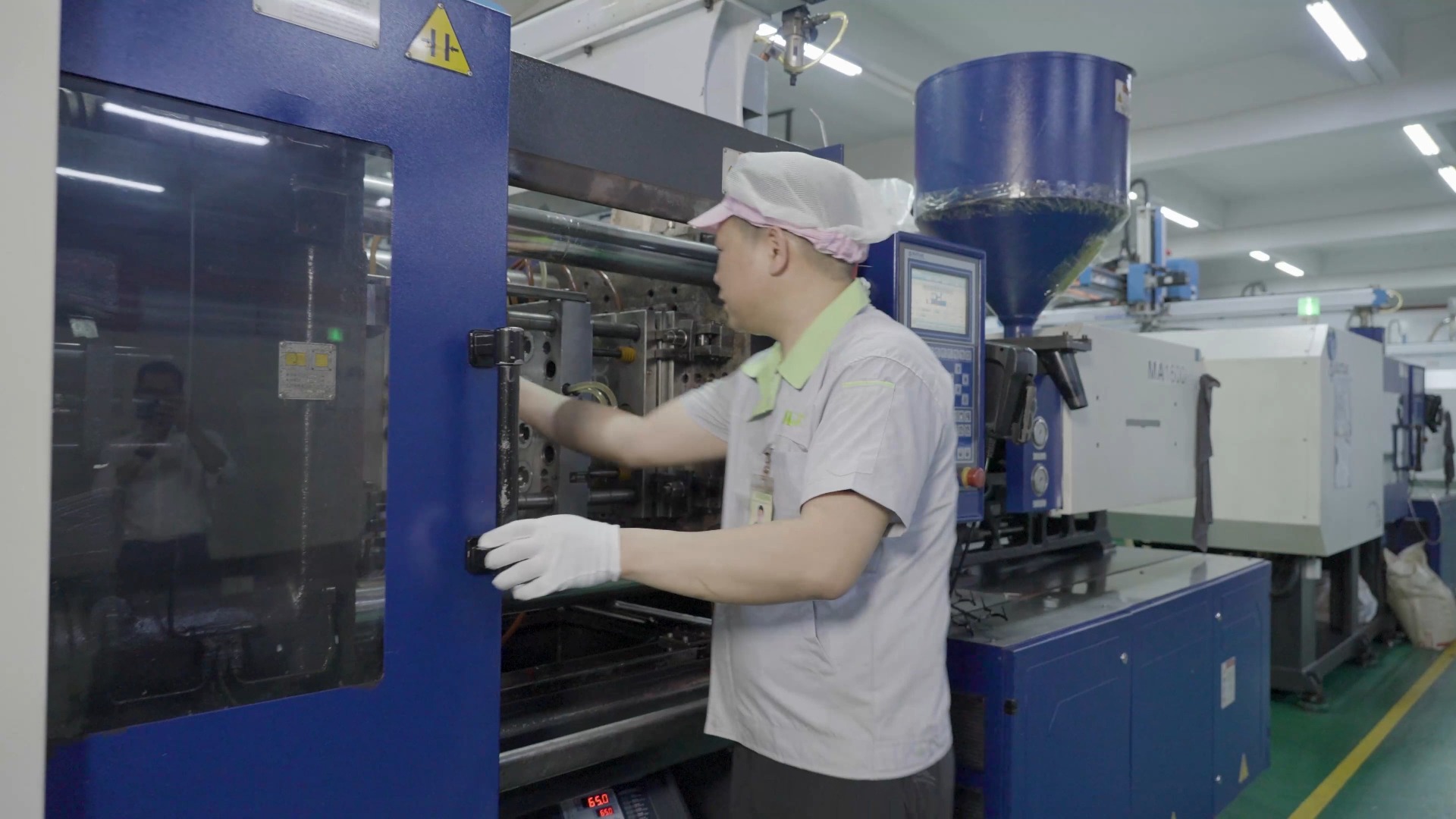 世邦注塑模具生产厂家-有近200台注塑机