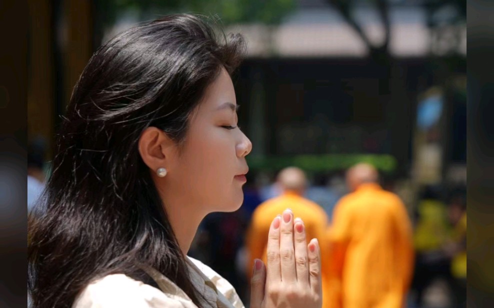 美女姐姐农村拜佛祈福祝愿生活美好幸福安逸