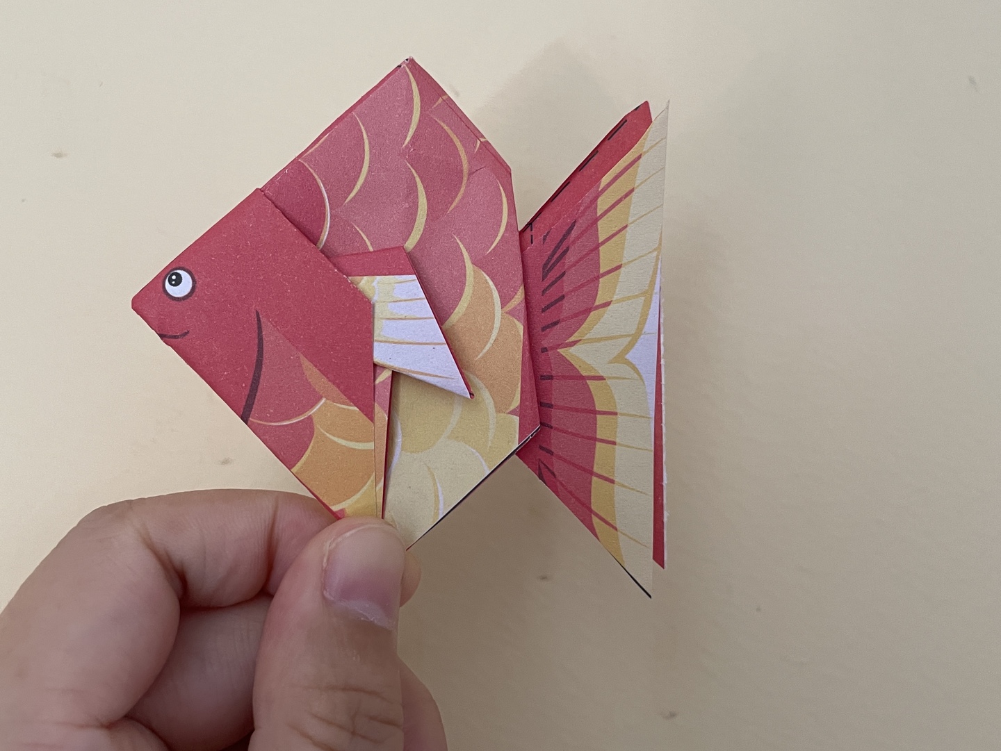 手工折纸小金鱼的做法图片