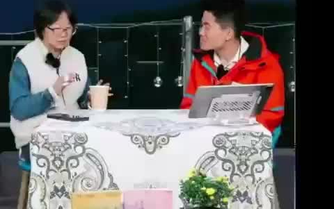 董宇辉用排比句赞美嘉宾 李娟:真的是一坨巨大的赞美 (这个一坨太形象了!)哔哩哔哩bilibili