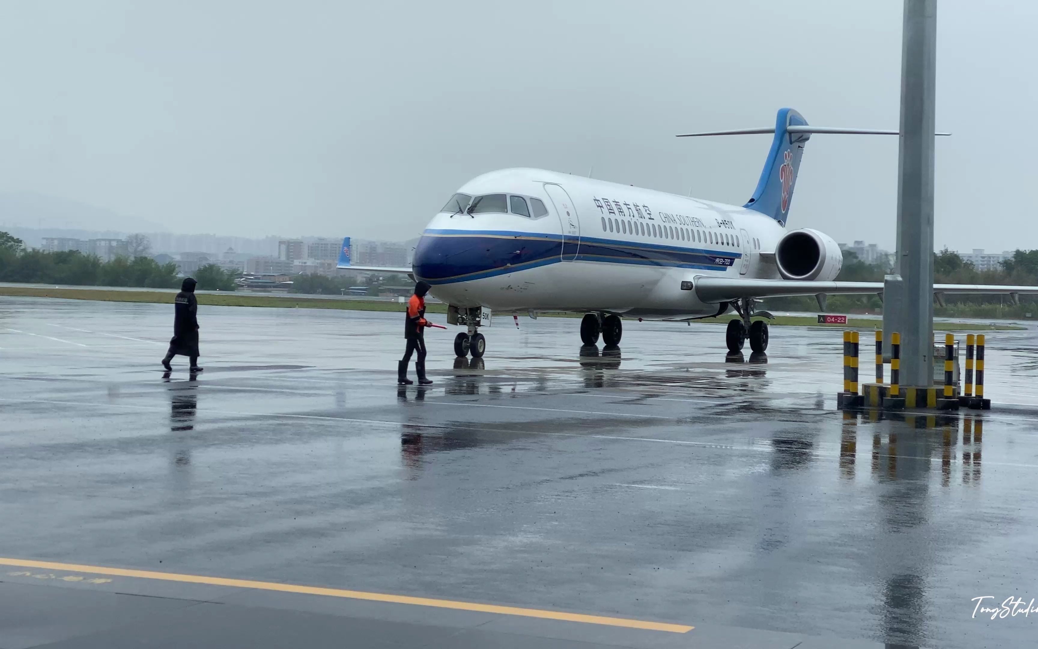 梅县机场中国南方航空ARJ21700滑行入停机坪4K(有地面引导员指挥入位)哔哩哔哩bilibili