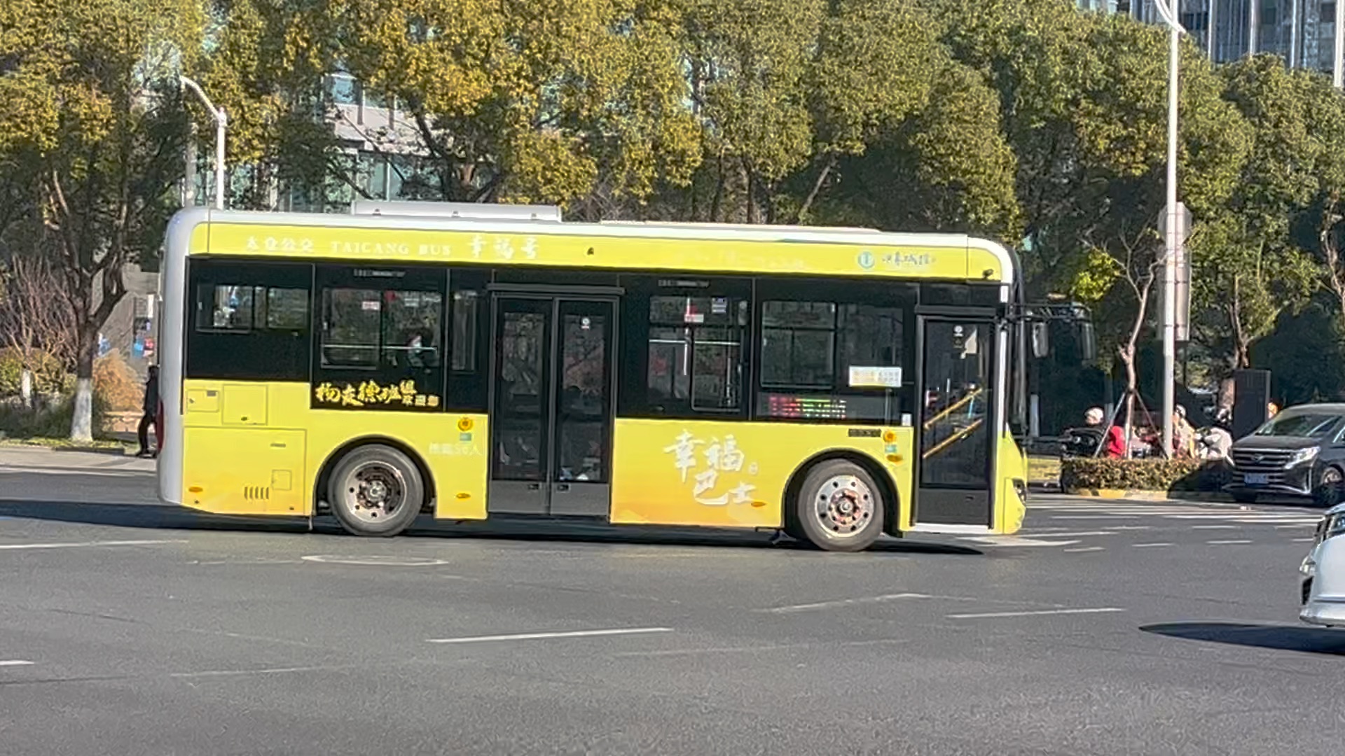 这个是我今天上午在太仓的太仓万达广场附近拍的太仓公交116路左转
