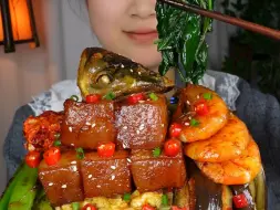 Video herunterladen: 香辣鱼头，红烧肉，茄子，太好吃了！香喷喷#农村美食 #妈呀太香了 #吃货日常