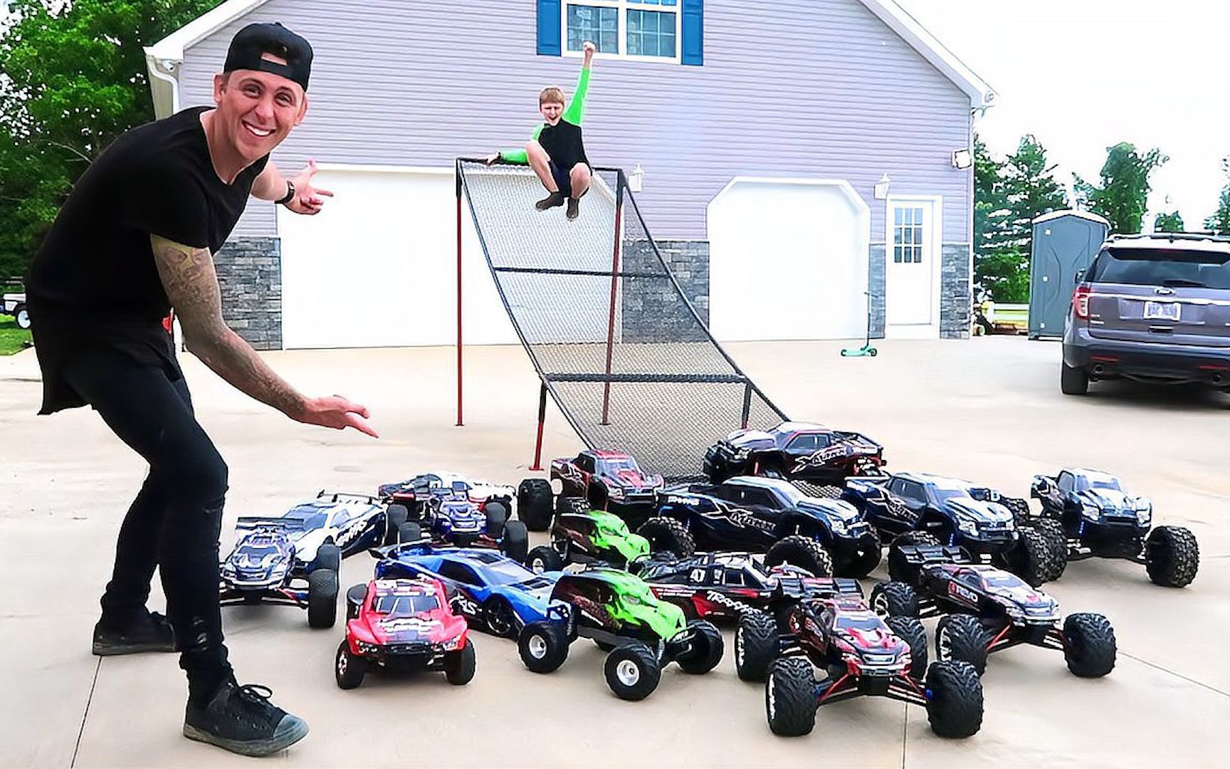 老外玩坏rc遥控车拿来飞跃泳池不过瘾还给绑上了烟花