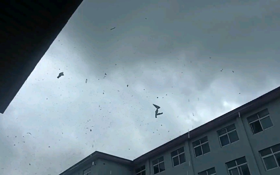 2023年7月29日河南濮阳南乐龙卷风,仰着头仰望龙卷略过的近距离短时