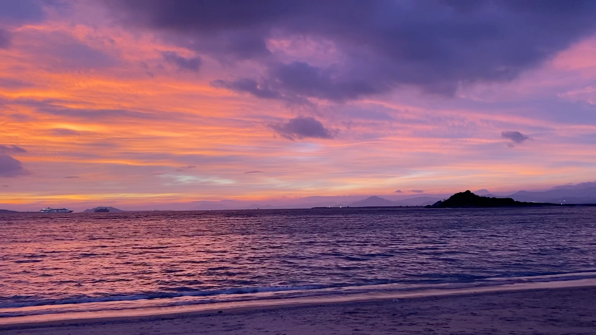 【台风前的晚霞】天空是多变的,由暖橘渐变成温柔的紫.