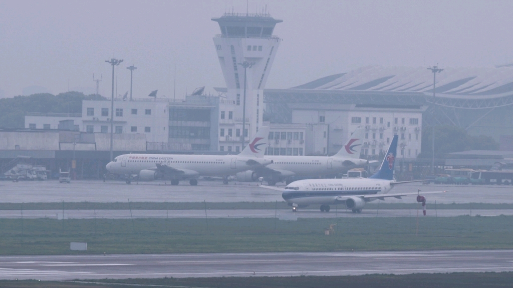 南航波音737-800滑行