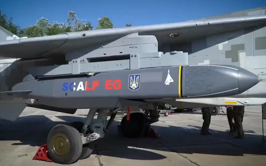 总统泽连斯基在悬挂在su-24战轰机上的法国制"scalp eg"巡航导弹签名