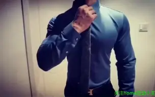 Télécharger la video: 正装下的肌肉男把衬衫都快撑破的感觉，完全把持不住！