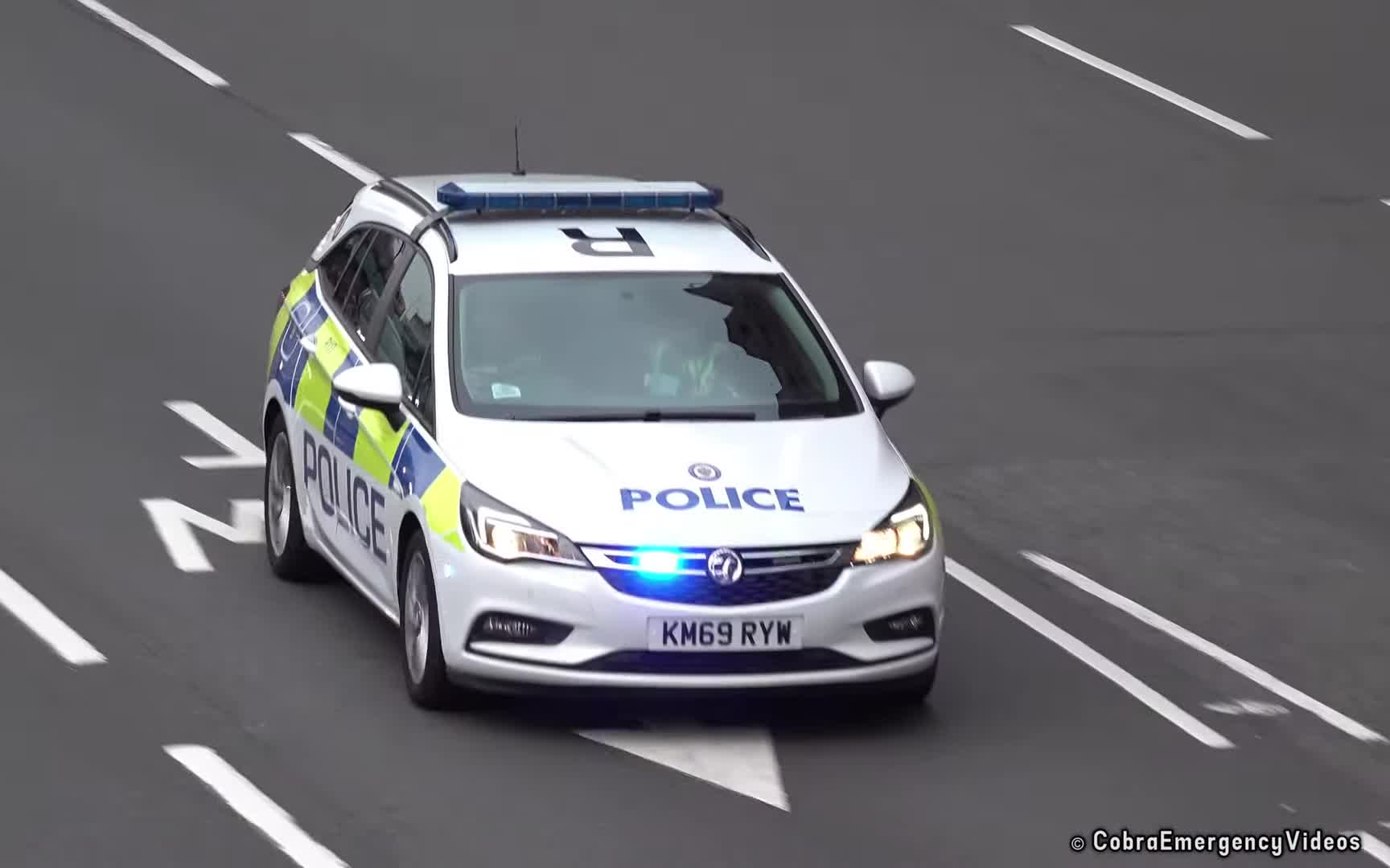 沃克斯豪尔astra无标识警车出警 英国应急车辆出警合集_哔哩哔哩_bili