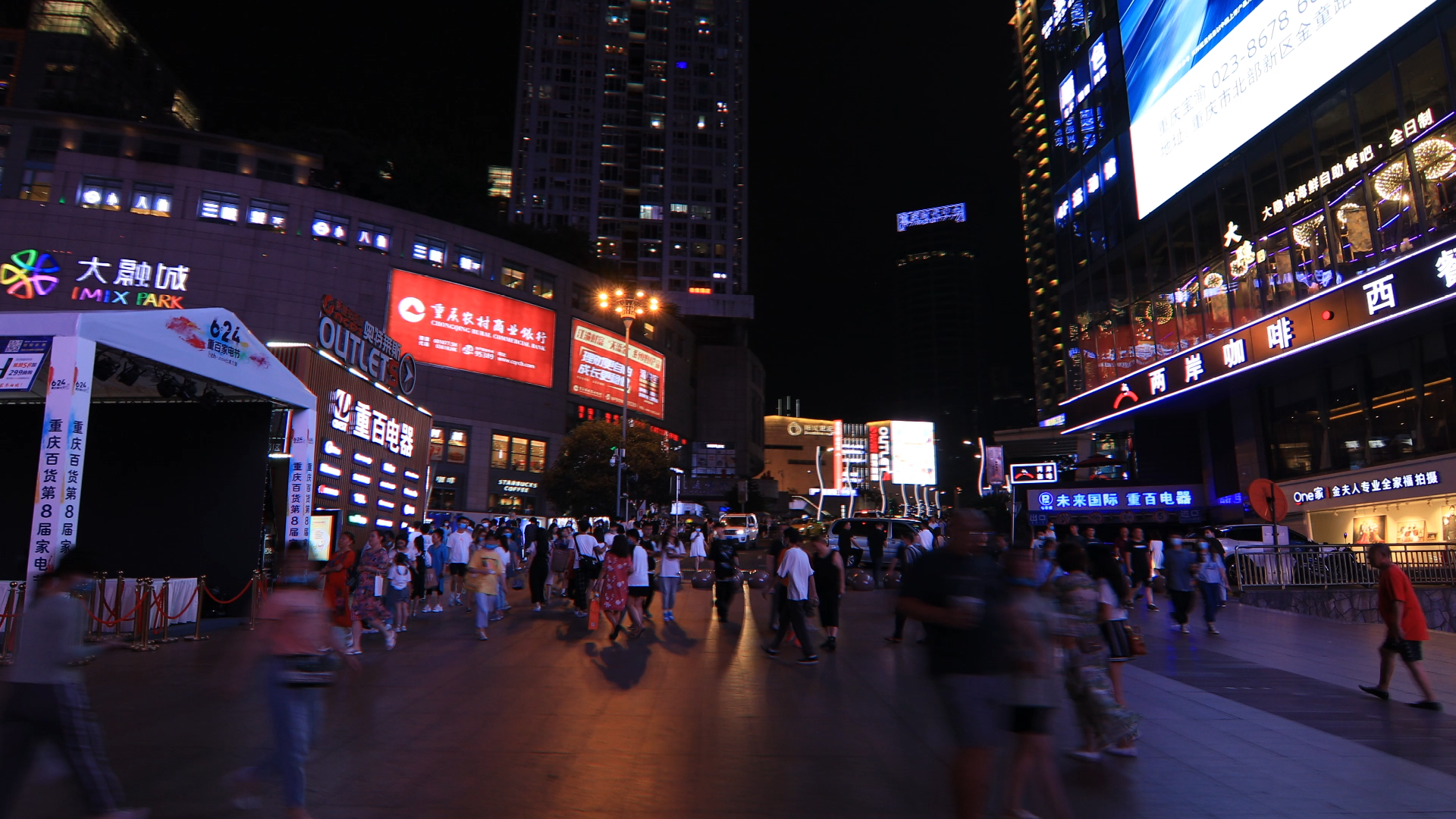 4k夜景城市人物人流行走穿梭车流交通街道夜市延时航拍短视频素材7