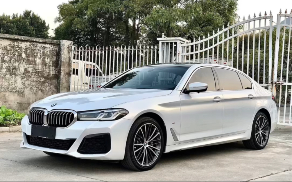 21款21年宝马530li领先m运动,分段式天窗,一键启动,多功能方向盘,白色