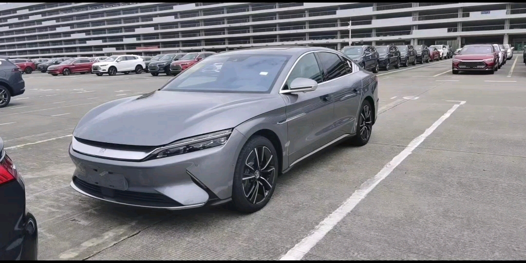 比亚迪汉ev时光灰实车