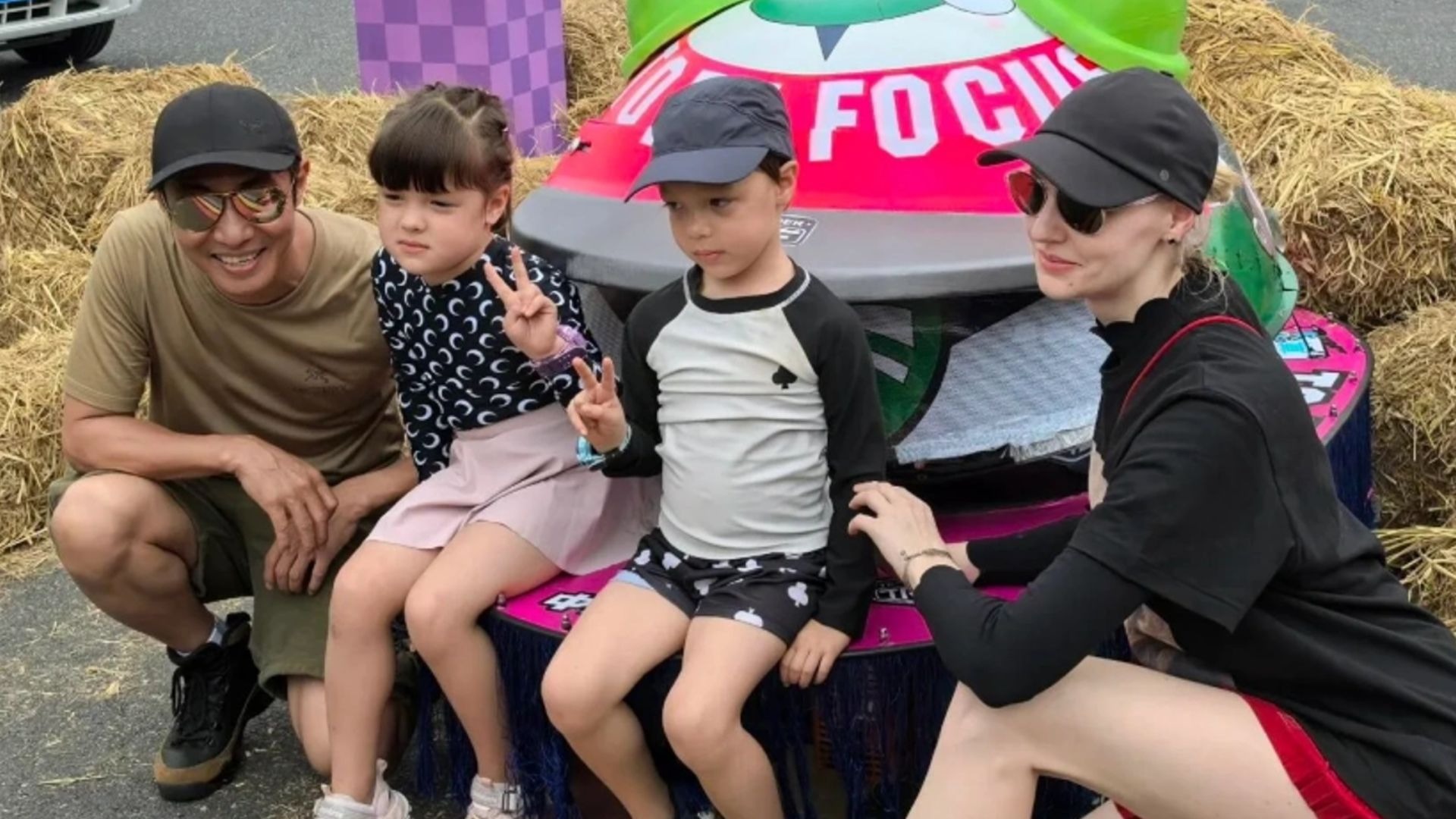 撒贝宁携全家现身机场,6岁龙凤胎儿女露面,五官神似妈妈李白