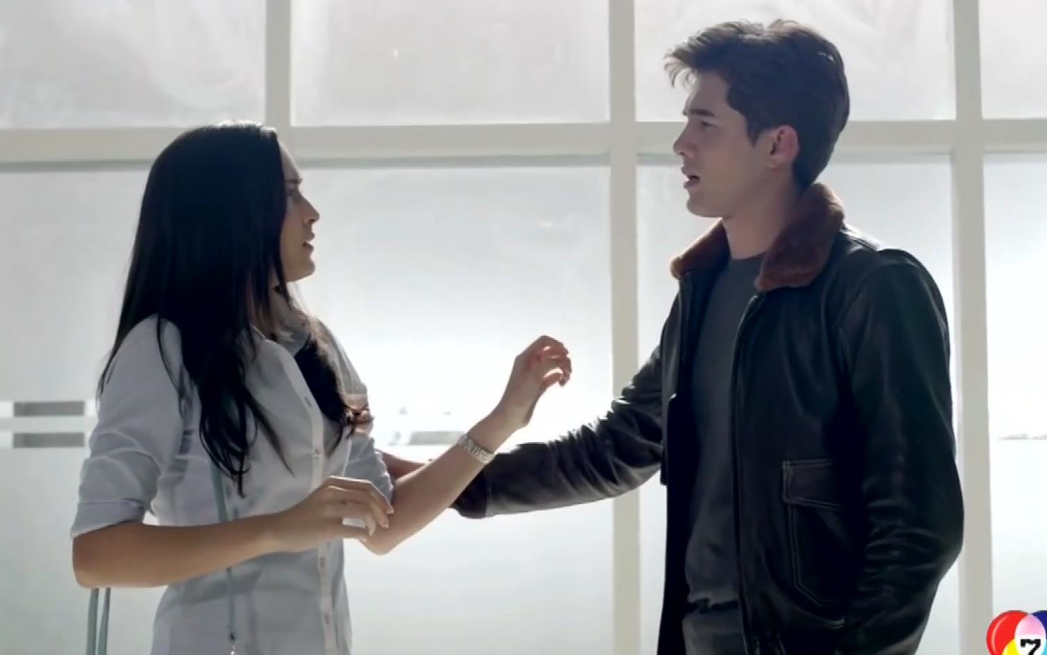 泰剧海火爱的坐标男女主初遇的两次对比真的配一脸啊