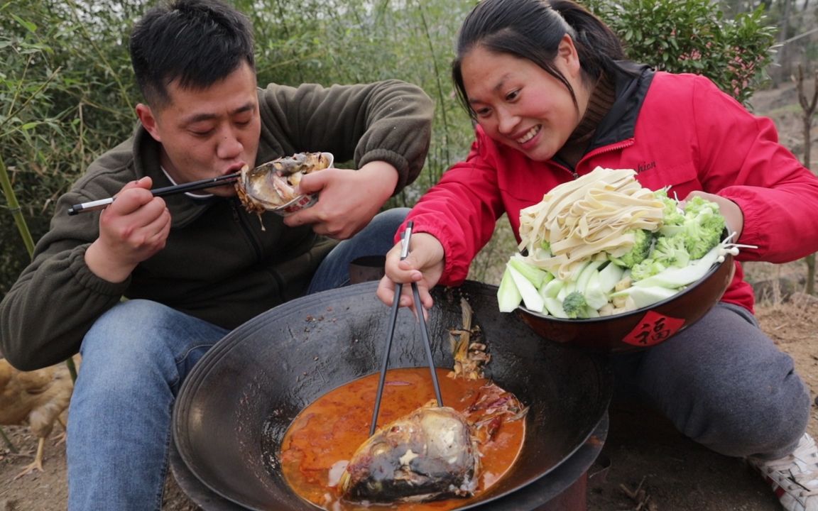 胖妹俩口子真会吃,2个胖鱼头做火锅,汤鲜味美,围着锅边吃过瘾哔哩哔哩bilibili