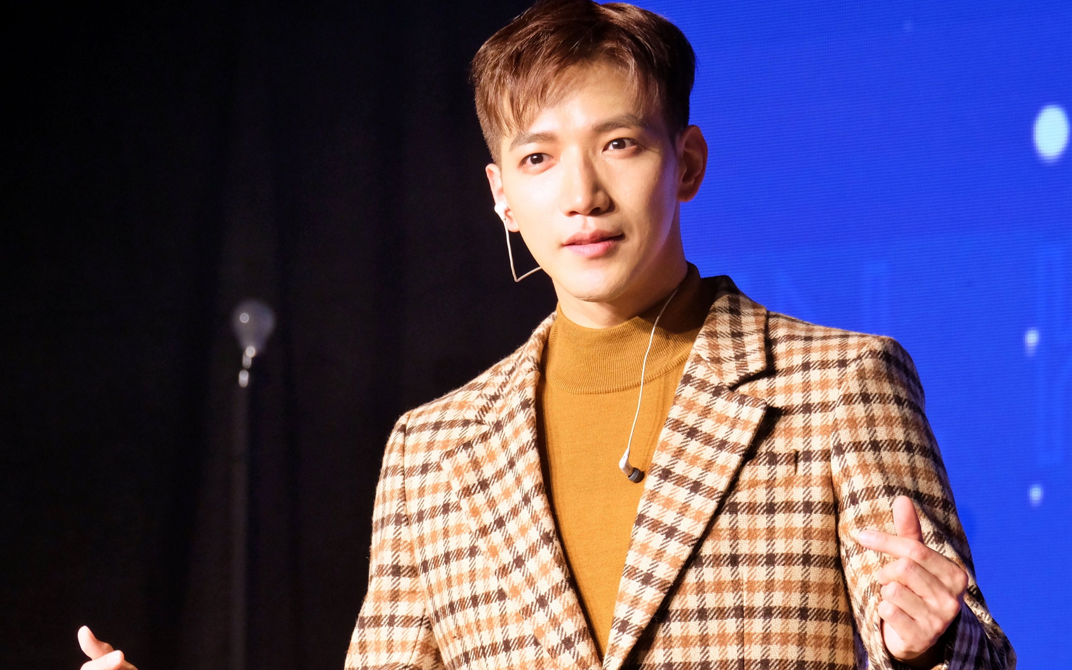 200112 walking on the moon