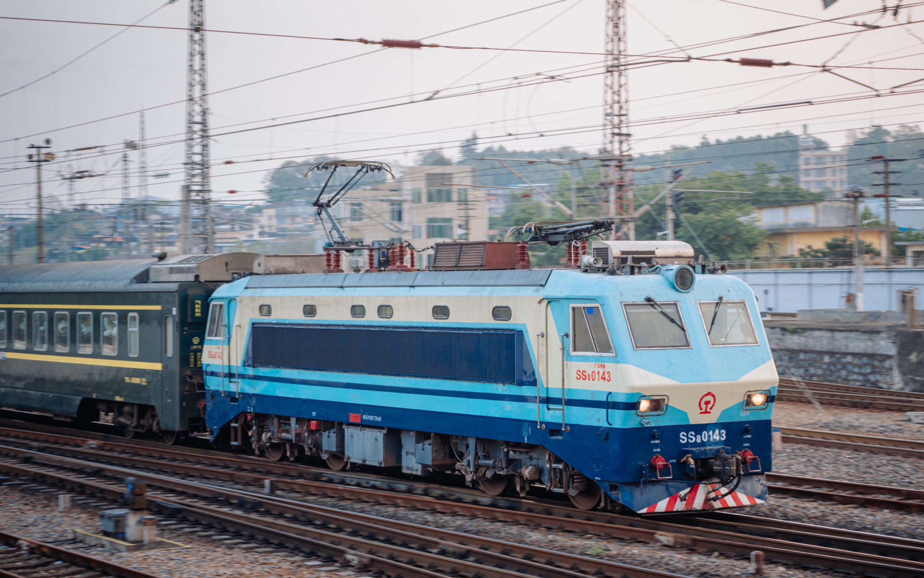 清晨z99次列车通过韶关东站