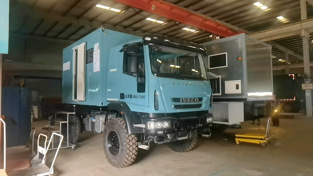 参观国内首台沃尔沃6x6越野房车