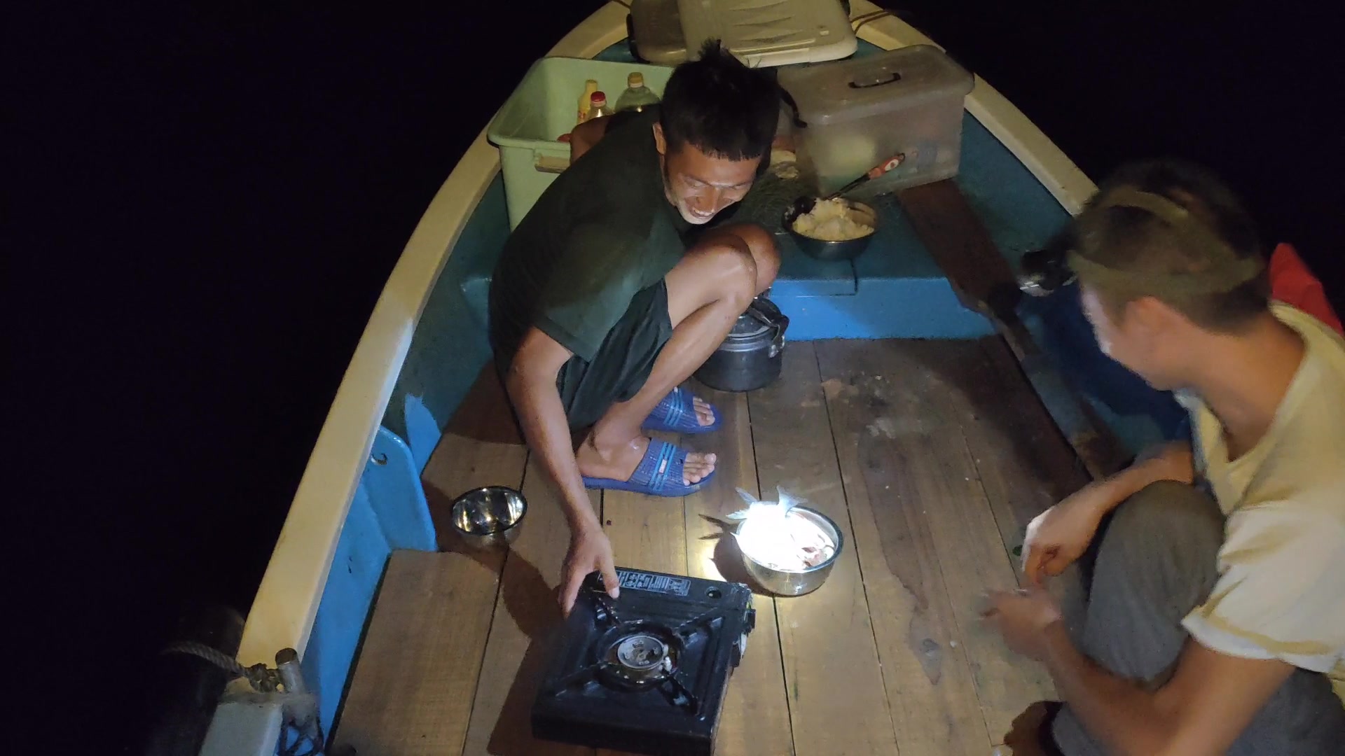 长期定居水上的渔民阿欢,做了全鱼宴来招待朋友,味也太鲜了吧!