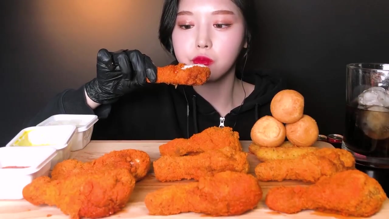 韩国美女吃播文福姬小姐姐是炸鸡新菜单辣芝士sno wing一出来就吃了